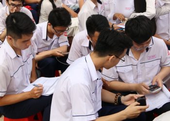 Cho phép học sinh sử dụng Smartphone trên lớp: Lợi ít, hại nhiều?
