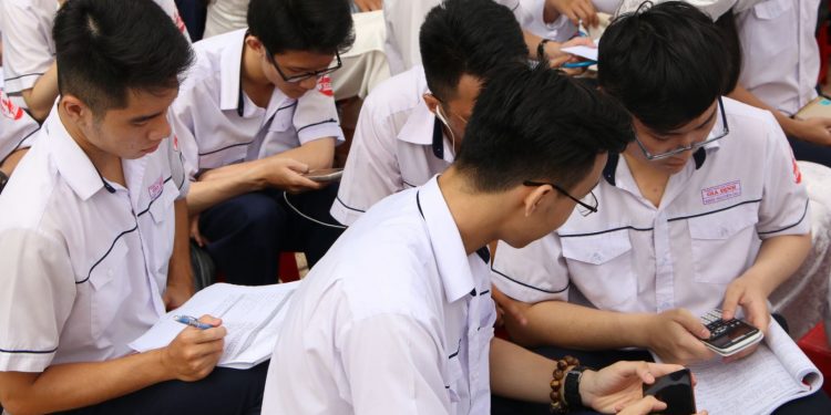 Cho phép học sinh sử dụng Smartphone trên lớp: Lợi ít, hại nhiều?