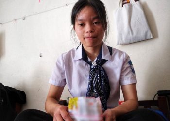 Cô sinh viên nghèo mỗi bữa ăn nửa gói mì cùng giấc mơ làm thẩm phán