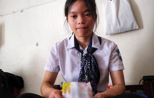 Cô sinh viên nghèo mỗi bữa ăn nửa gói mì cùng giấc mơ làm thẩm phán