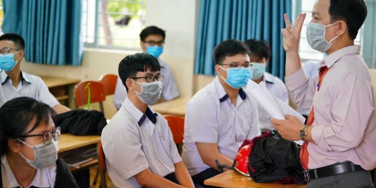 Đặc cách xét tốt nghiệp diện rộng: Bộ GD&ĐT phải hạ chuẩn?