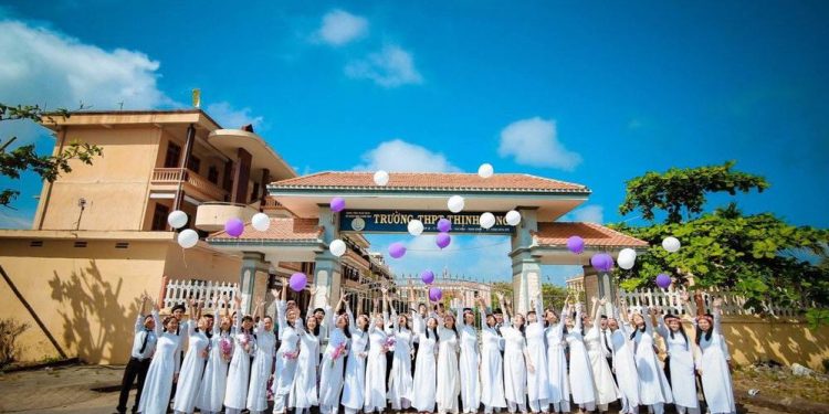 Lớp học nhà người ta: Ra trường 4 năm vẫn đều đặn họp lớp dịp Tết