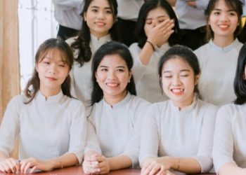 Mẹ bán gà, con thủ khoa 29,25 điểm và ước mơ làm cô giáo