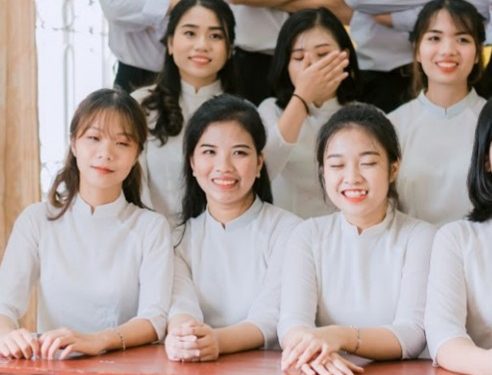 Mẹ bán gà, con thủ khoa 29,25 điểm và ước mơ làm cô giáo