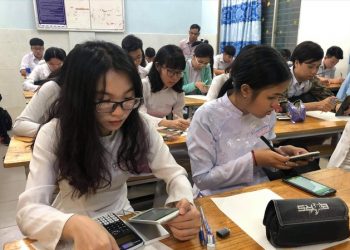 Nhiều phụ huynh, giáo viên phản đối về quy định học sinh được sử dụng điện thoại trong giờ học