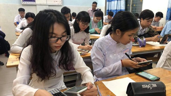 Nhiều phụ huynh, giáo viên phản đối về quy định học sinh được sử dụng điện thoại trong giờ học