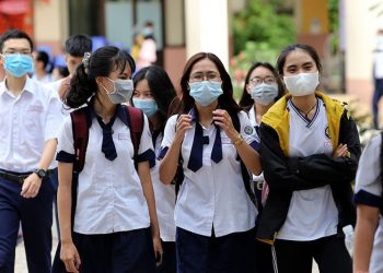 Sau cuộc chiến điểm chuẩn năm nay, thí sinh 2k3 nên tính đường khác vào ĐH?