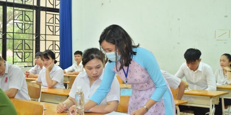 Điểm chuẩn trúng tuyển nhóm ngành “HOT” tăng mạnh