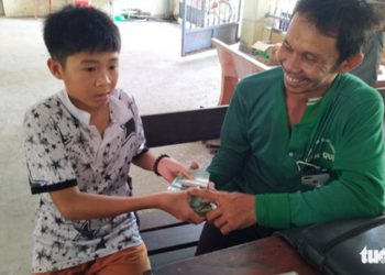 Xúc động câu chuyện cậu học trò nghèo trả lại 70 triệu đồng cho người đánh rơi