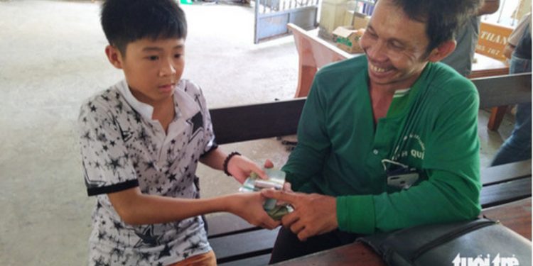 Xúc động câu chuyện cậu học trò nghèo trả lại 70 triệu đồng cho người đánh rơi